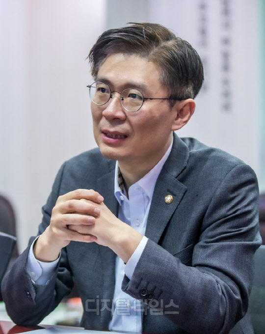 디지털타임스는 지난 19일 서울 여의도 국회 의원회관에서 조 대표와 정치현안과 관련해 인터뷰를 진행했다. <박동욱 기자 fufus@>